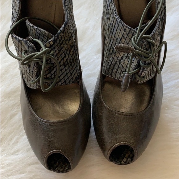 Stuart Weizman | textured peep toe mermaid heel - Picture 9 of 16